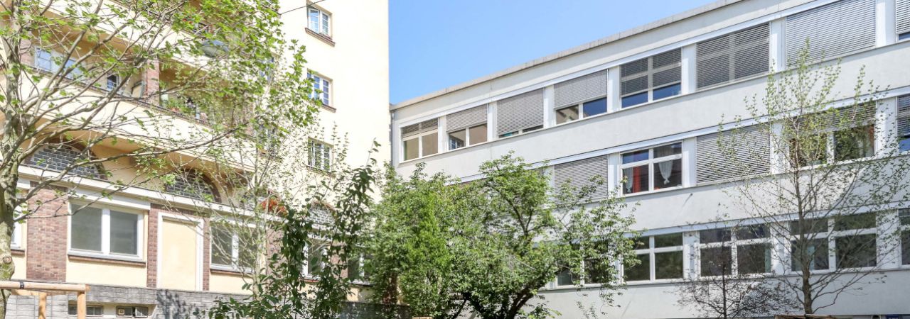 Haus mit außenliegendem Sonnenschutz