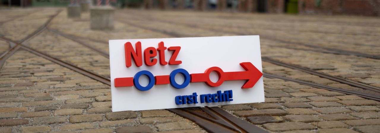 Schild mit dem Slogan 'Netz erst recht'