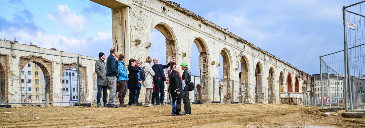 Gruppenführung auf einer Freiluft-Baustelle