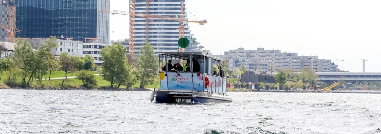 Fährboot Copa Cruise fährt auf der Neuen Donau.