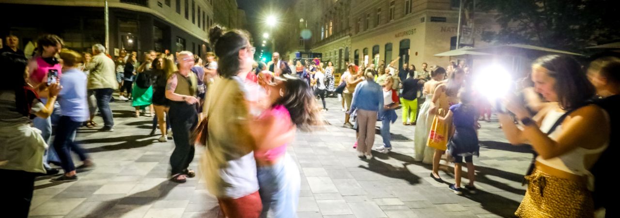 Tanzende Menschen bei der Langen Nacht der Wiener Märkte 2024