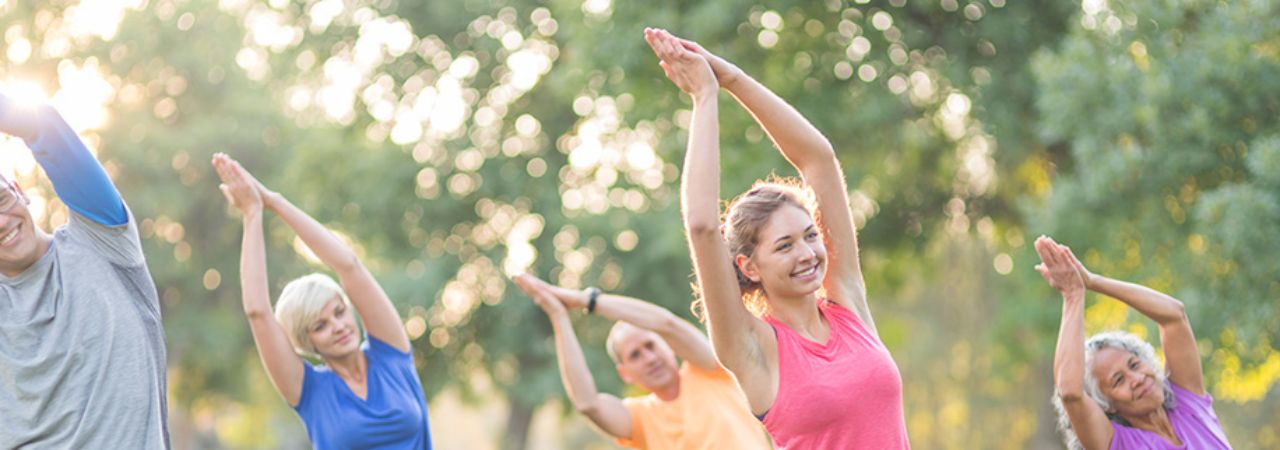 Menschen bewegen sich im Grünen
