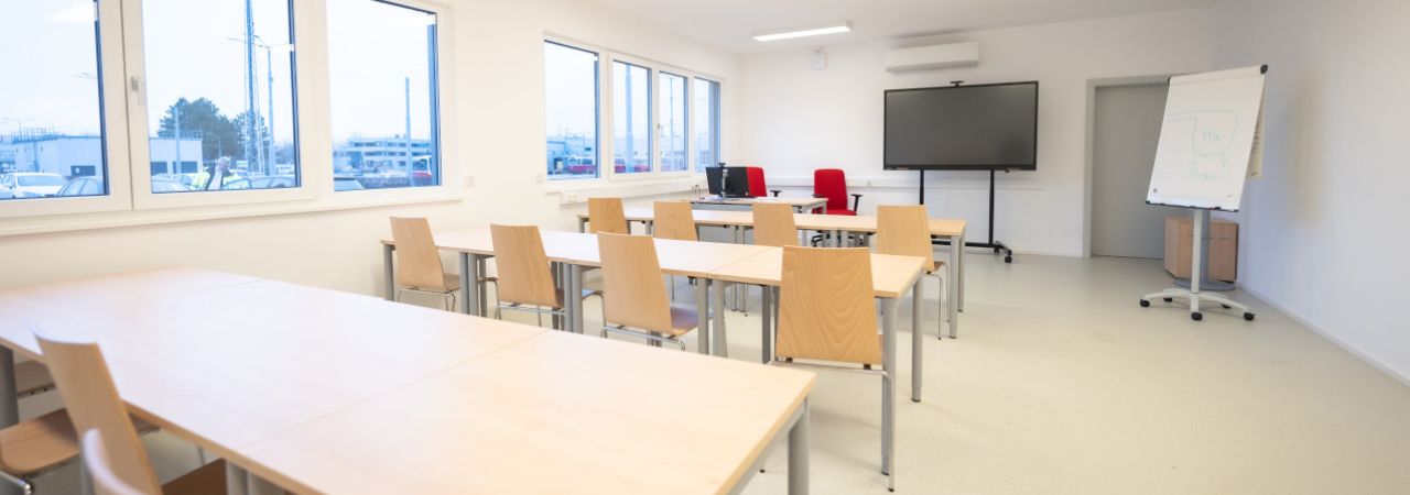 Klassenzimmer mit Tischen und Stühlen