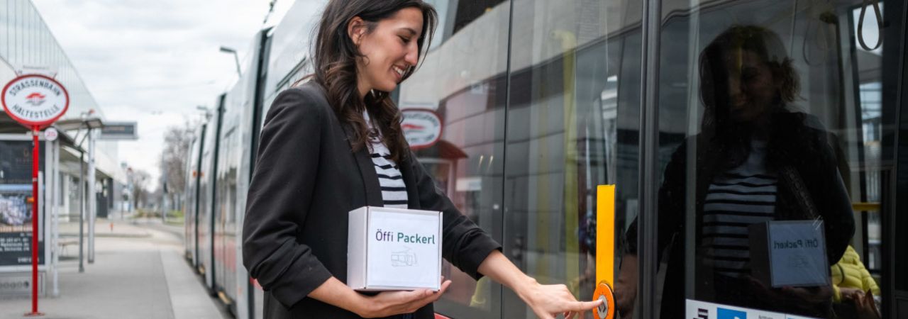 Öffi-Packerl wird mit der Straßenbahn transportiert.