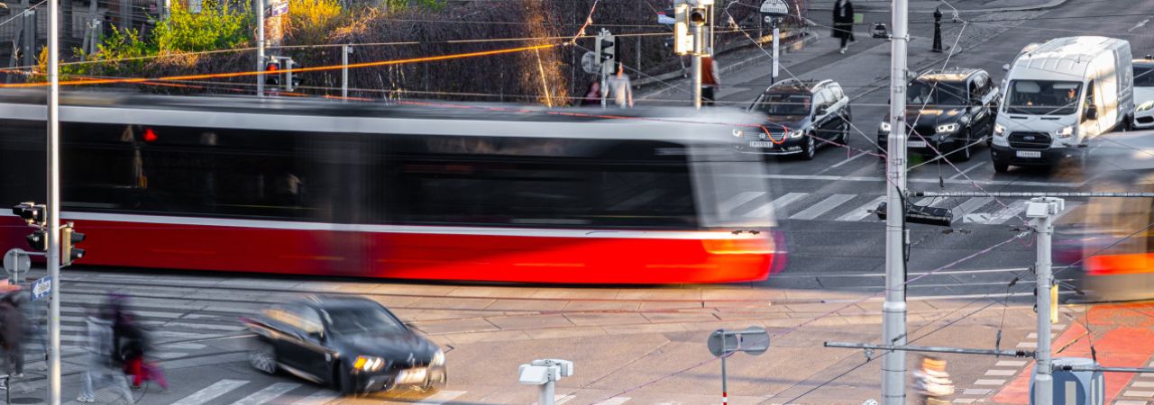 Schnelle Straßenbahn auf einer belebten Kreuzung