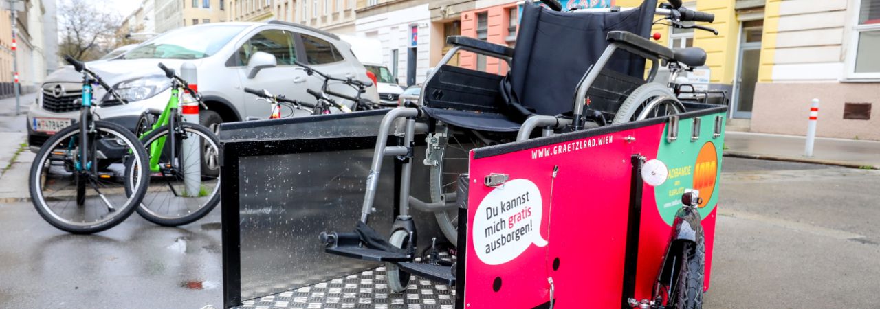 Rollstuhl-Grätzlrad mit Rollstuhl auf der Ladefläche