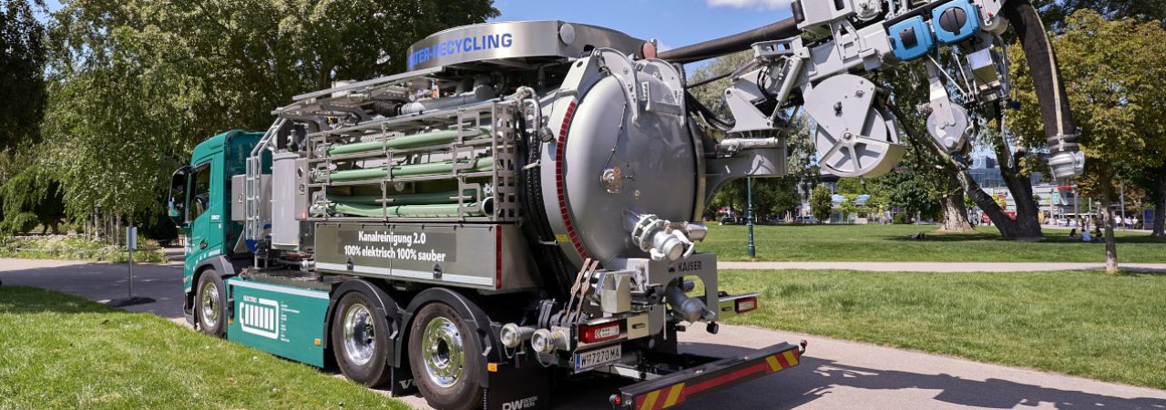 Kanalreinigungsfahrzeug mit E-Antrieb und Wasserrecycling