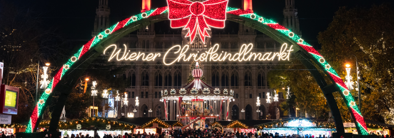 Dekorativně osvícená vstupní brána u vstupu na vánoční trh u vídeňské radnice