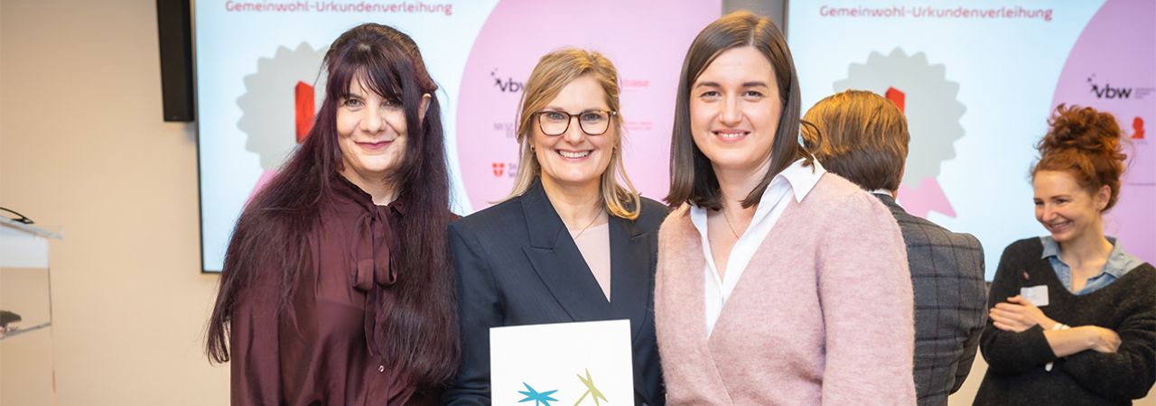 Natascha Borozan, Alexandra Radl-Hanzal und Sanja Drazic beim Verleih der Gemeinwohl-Urkunde