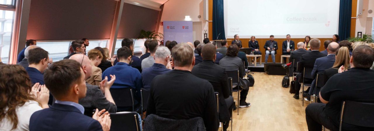 Panel und Publikum bei der ECC 'Digitalisierung - sicher und souverän'