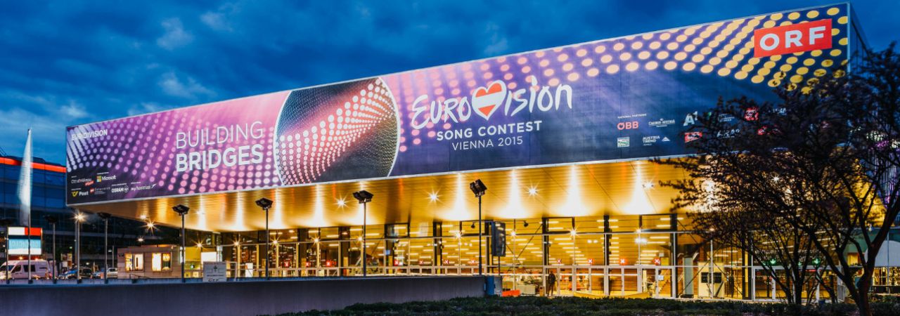 Außenansicht der Wiener Stadthalle mit ESC-Logo