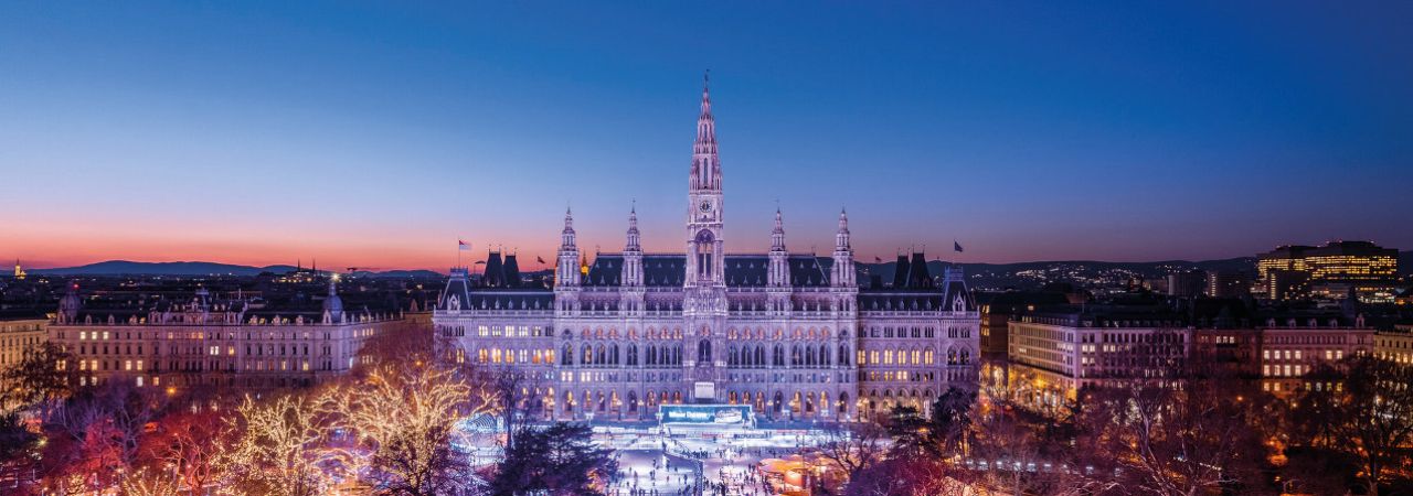 Eistraum vor dem Rathausplatz bei Sonnenuntergang vom Dach des Burgtheaters aus gesehen.