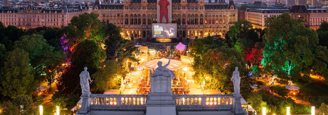 Film Festival auf dem Rathausplatz bei Nacht, vom Dach des Burgtheaters aus gesehen.
