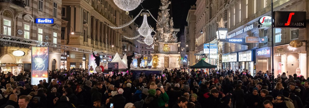 Zahlreiche Menschen feiern Silvester am Graben.