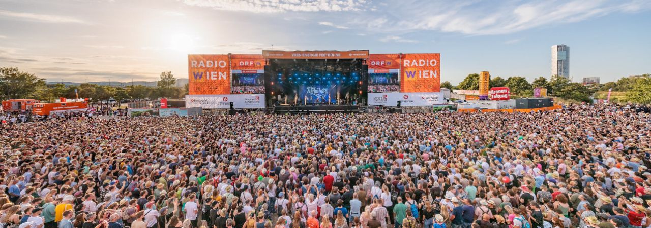 Festivalbühne am Donauinselfest 2024 mit Besucher*innen