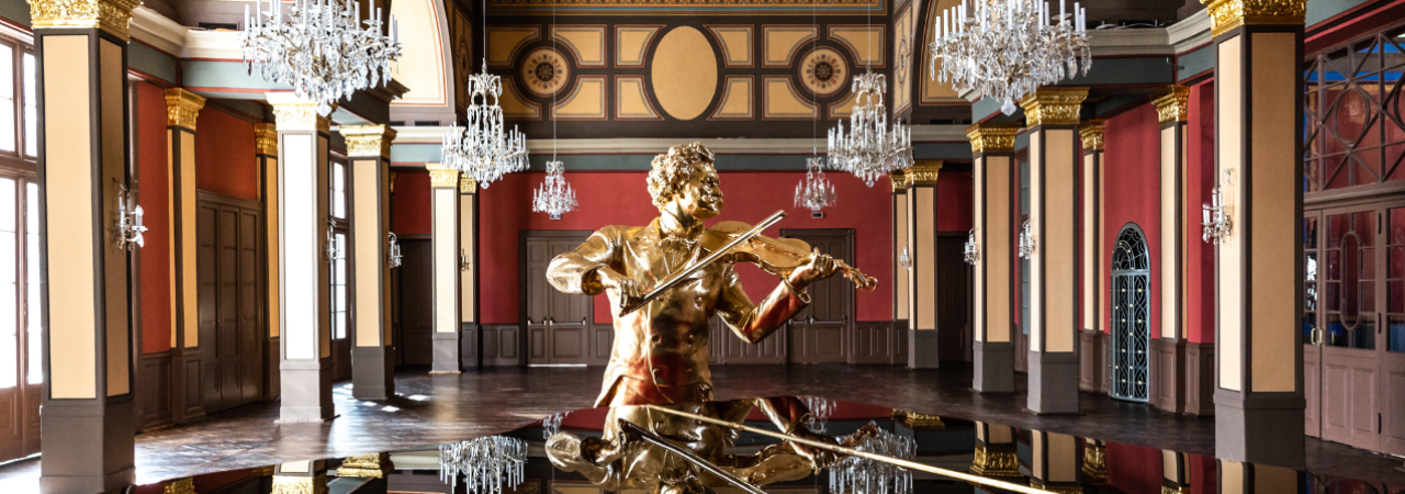 Socha Johanna Strausse u klavíru v domě House of Strauss ve Vídni