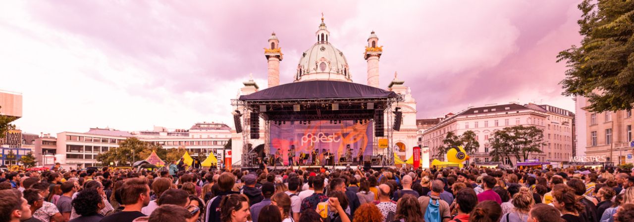 Popfest - Besucher*innen vor einer Bühne
