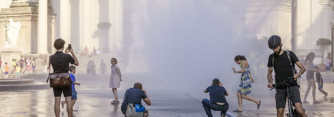 Wassernebeldusche auf öffentlichem Platz