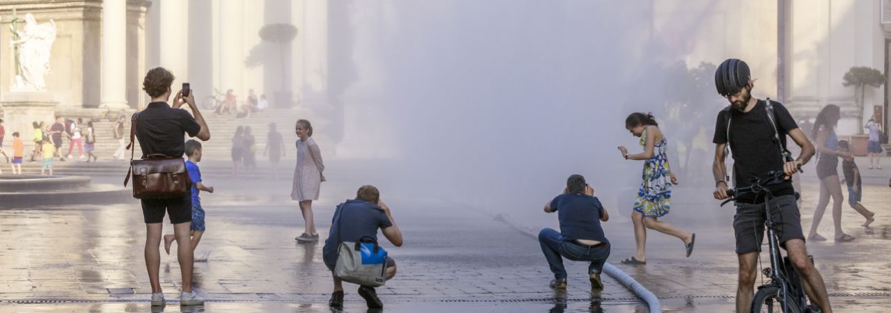 Menschen im Sprühnebelanlagen am Karlsplatz