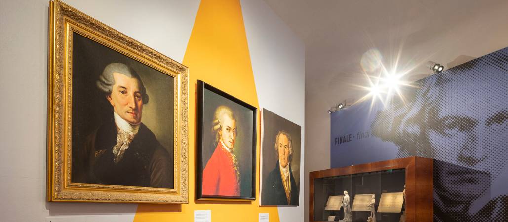 Gemälde von Haydn, Mozart und Beethoven in der Ausstellung im Mozarthaus
