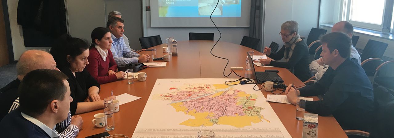 Gespräch zwischen Sofioter Delegation und Wiener Expert*innen in einem Besprechungsraum