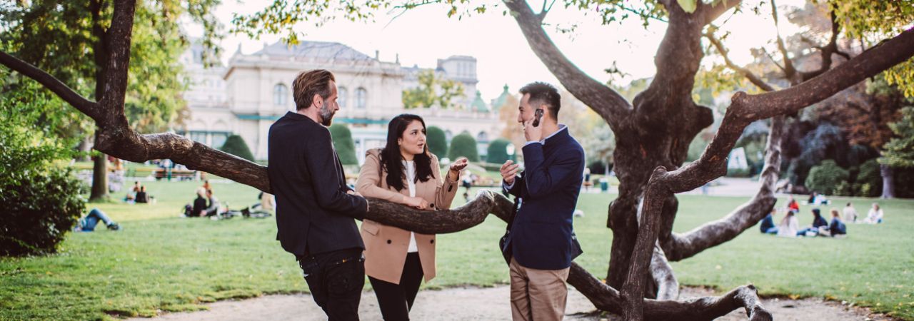 tri osobe razgovaraju u bečkom gradskom parku