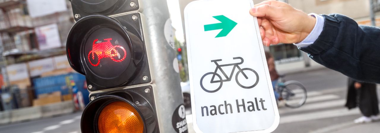 prometni znak pored semafora sa zelenom strelicom i biciklom