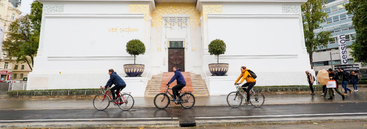 više ljudi vozi bicikl na ulici