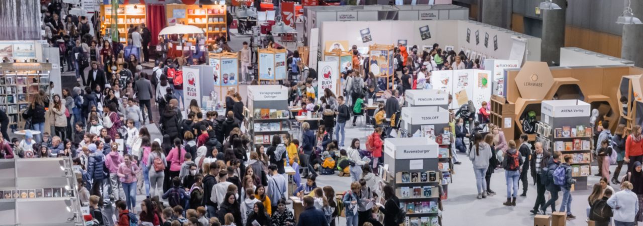 *innen bei den Ausstellungsständen bei der Buch Wien 2022
