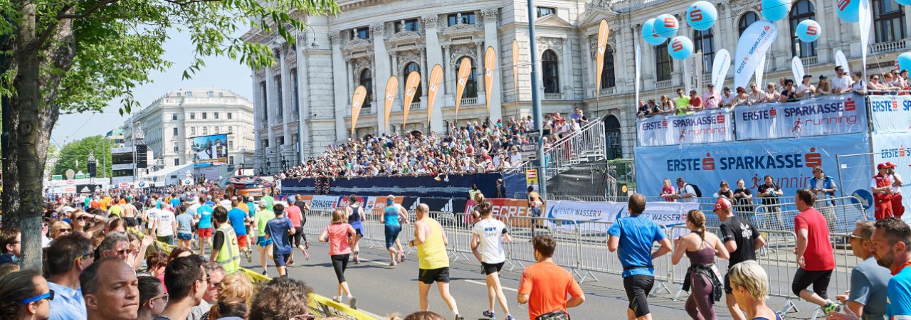 Marathonläufer*innen laufen vor dem Burgtheater ins Ziel