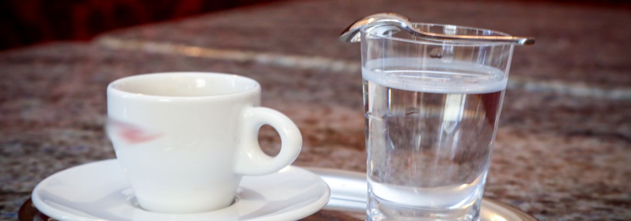 Kaffeetasse und Wasserglas