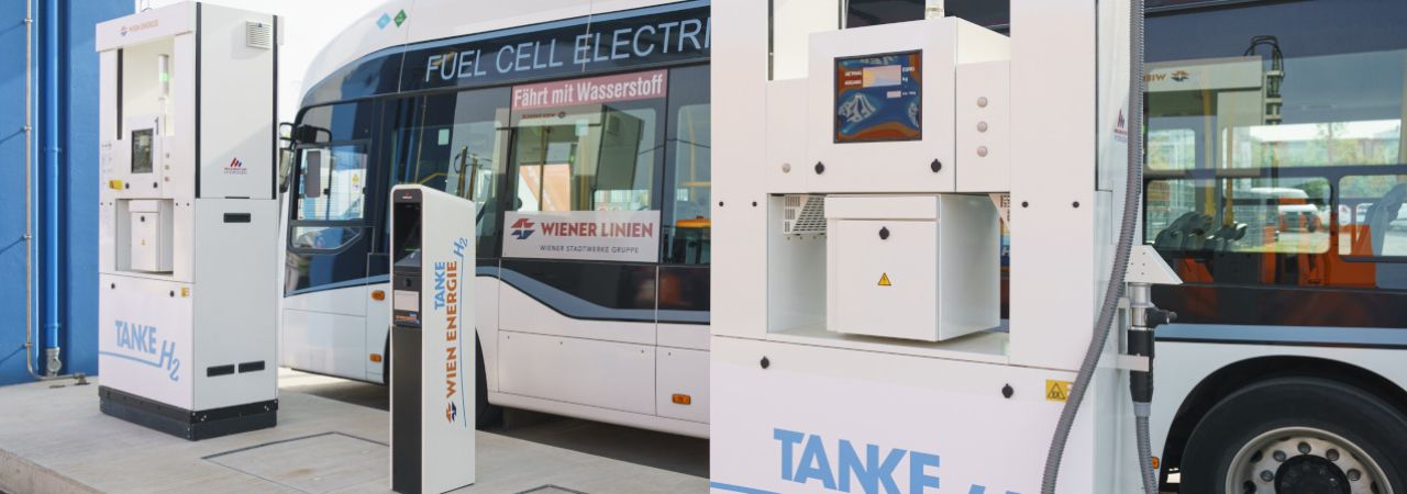 Bus tankt bei Wasserstofftankstelle