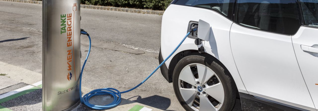 Auto wird an E-Ladestelle geladen.