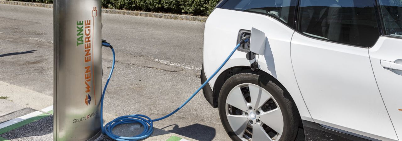 Ein Auto tankt an einer E-Ladestelle im öffentlichen Raum in Döbling.