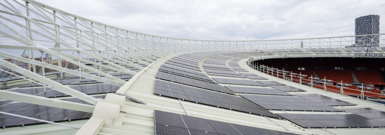Na krovu se nalazi 9.300 solarnih ploča