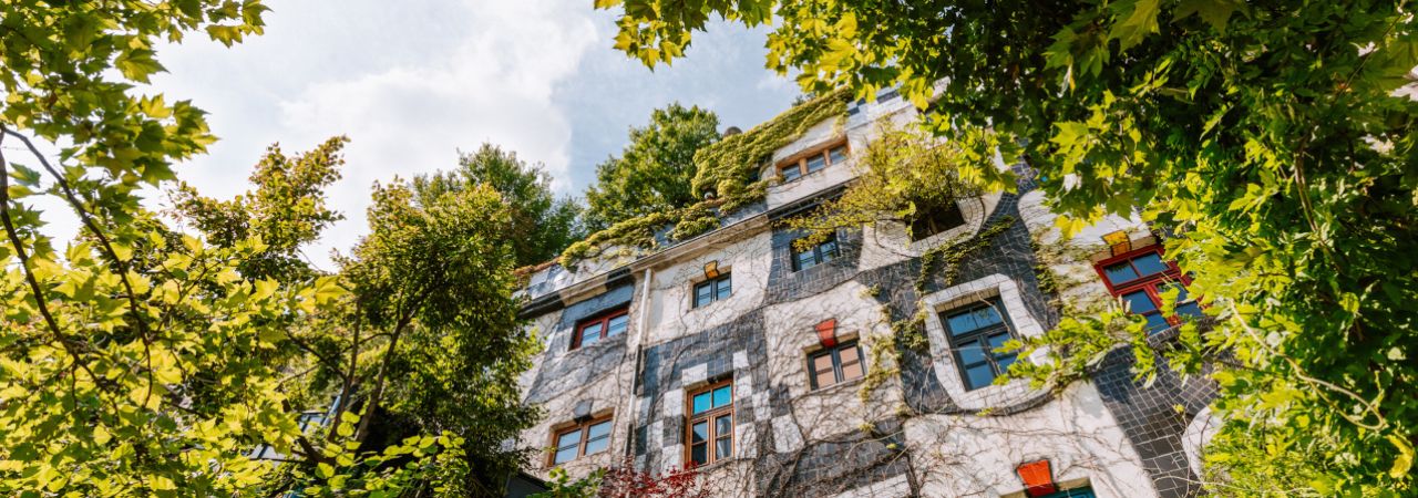 Außenfassade des Kunst Haus Wien, umrahmt von grünen Bäumen