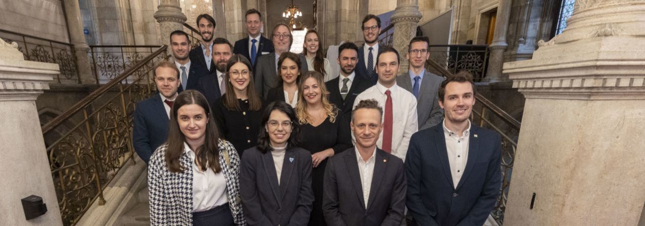 Gruppenbild der Absolvent*innen mit Gemeinderat Peko Baxant, Sanja Drazic, Johannes Maerk und Philipp Kamper