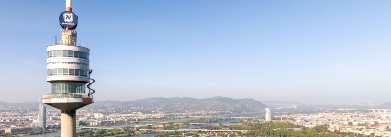 A bécsi Duna-torony oldalán az új csúszdával