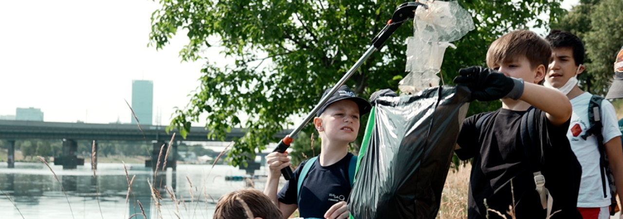 Kinder die Müll aufsammeln