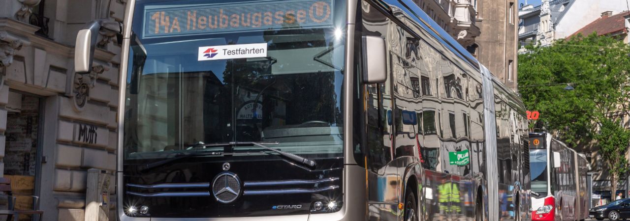 autobus stoji na ulici