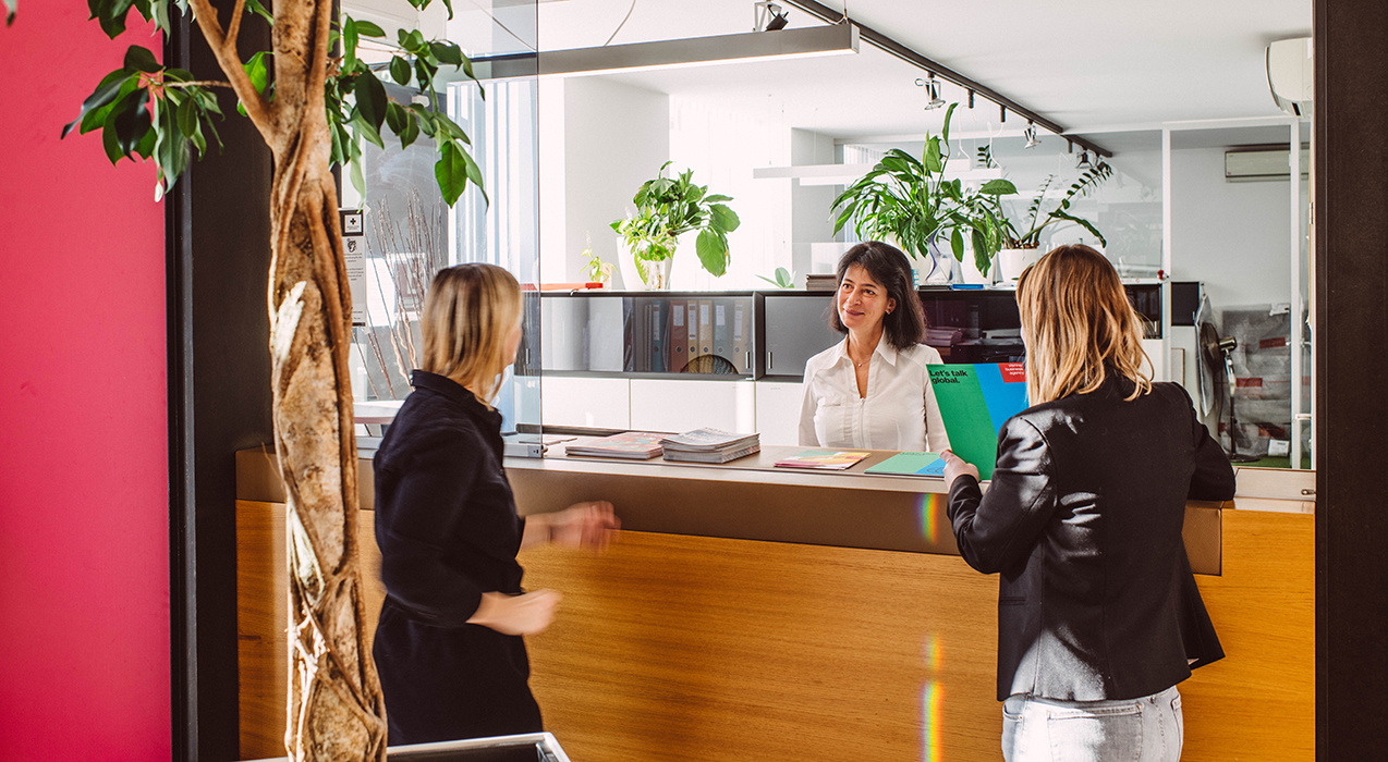 Mitarbeiterinnen im Expat Center unterhalten sich