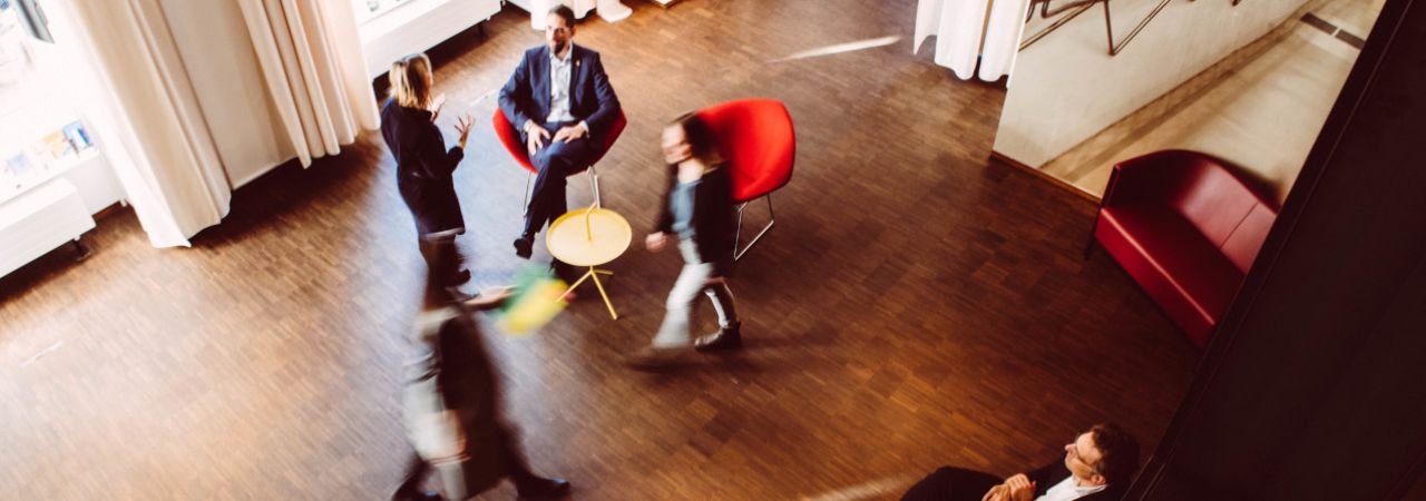 Menschen bewegen sich im Zeitraffer durch das Expat-Center der Wirtschaftsagentur Wien