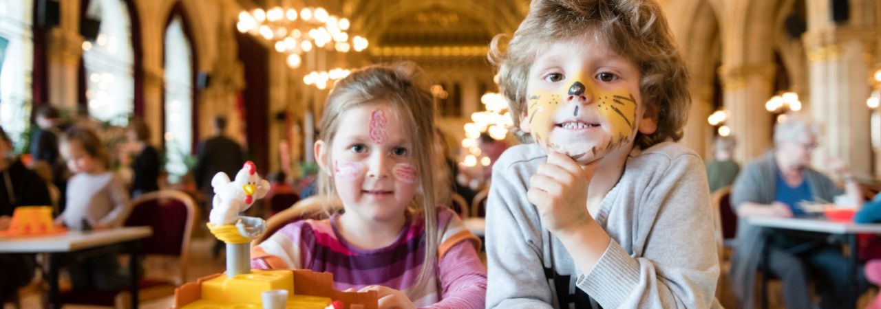 Zwei geschminkte Kinder im Festsaal des Wiener Rathaus