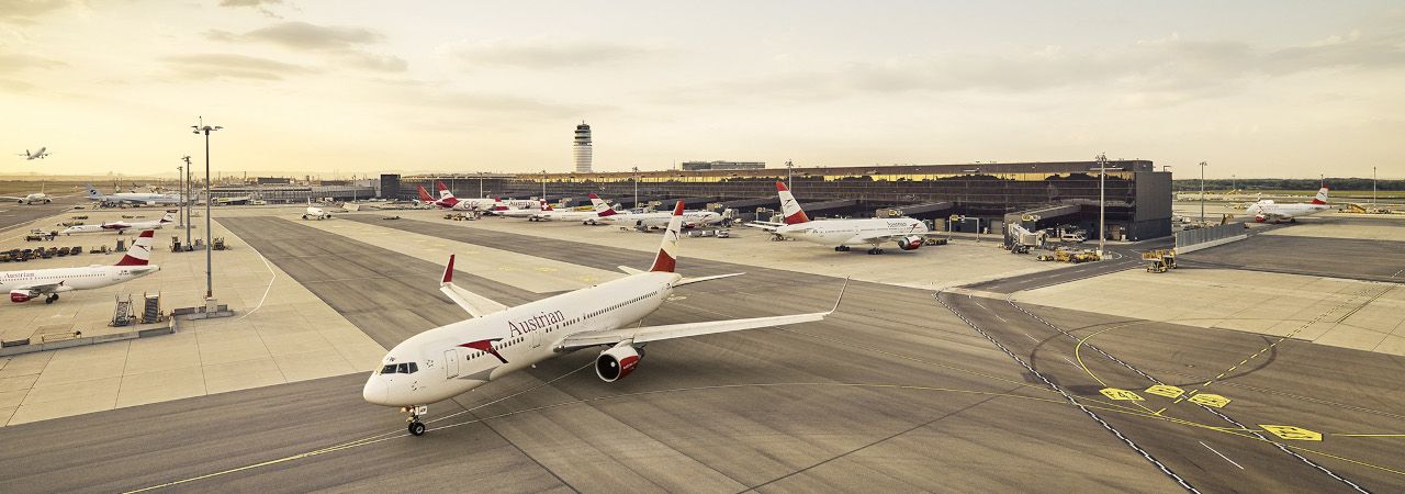 Flughafenfeld mit einer Flotte der Austrian Airlines