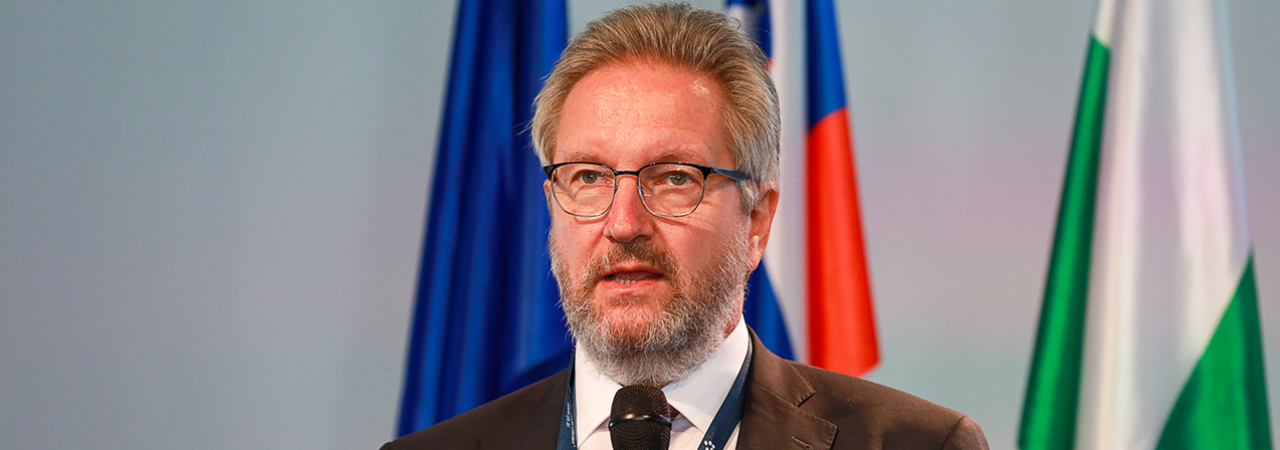 Gast aus Wien: Norbert Weidinger mit Mikrofon bei der SmartTown Konferenz in Ljubljana