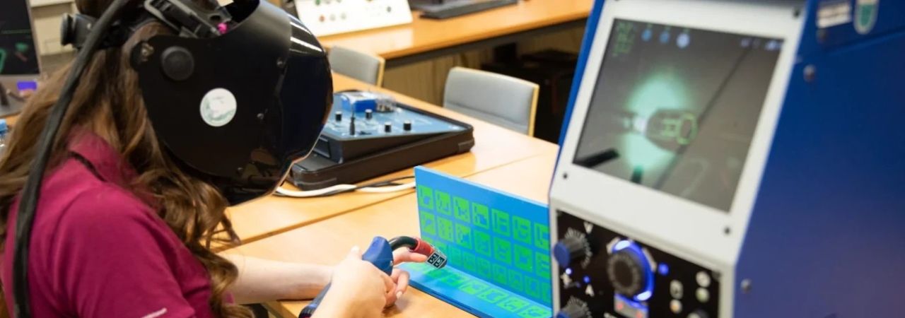 Junge Frau beim Töchtertag bei der  Siemens Mobility Austria GmbH