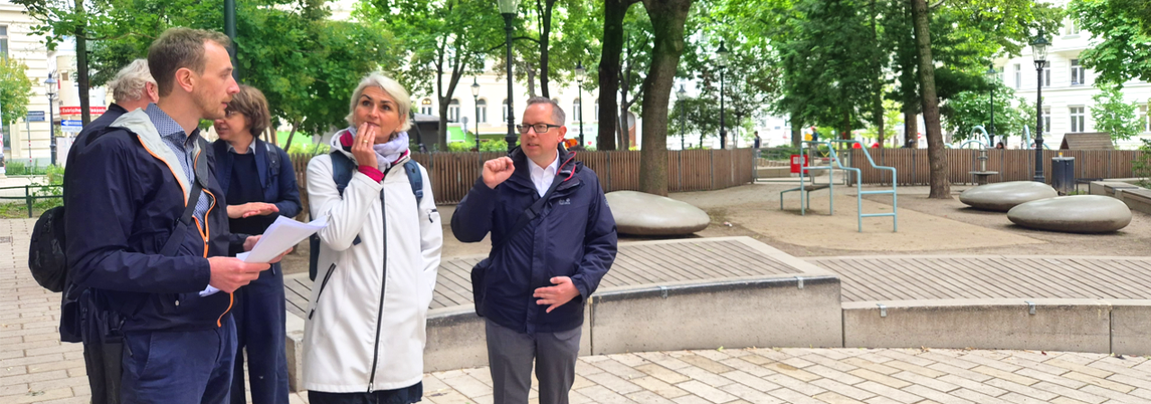 Eine Präsentation des Schmalzhoftempelparks in Wien-Mariahilf für Vertreter*innen des Berliner Bezirks Treptow-Köpenick