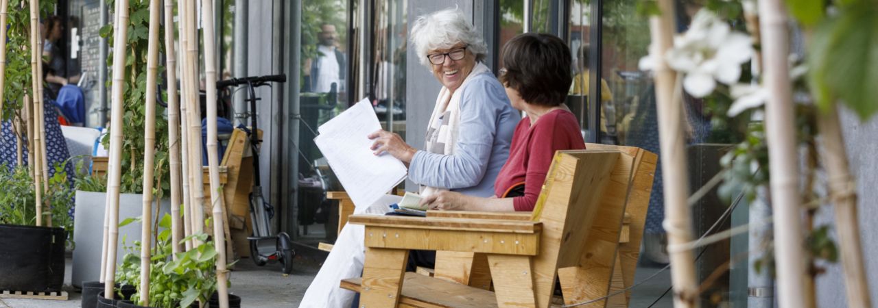 Zwei Frauen im Gespräch