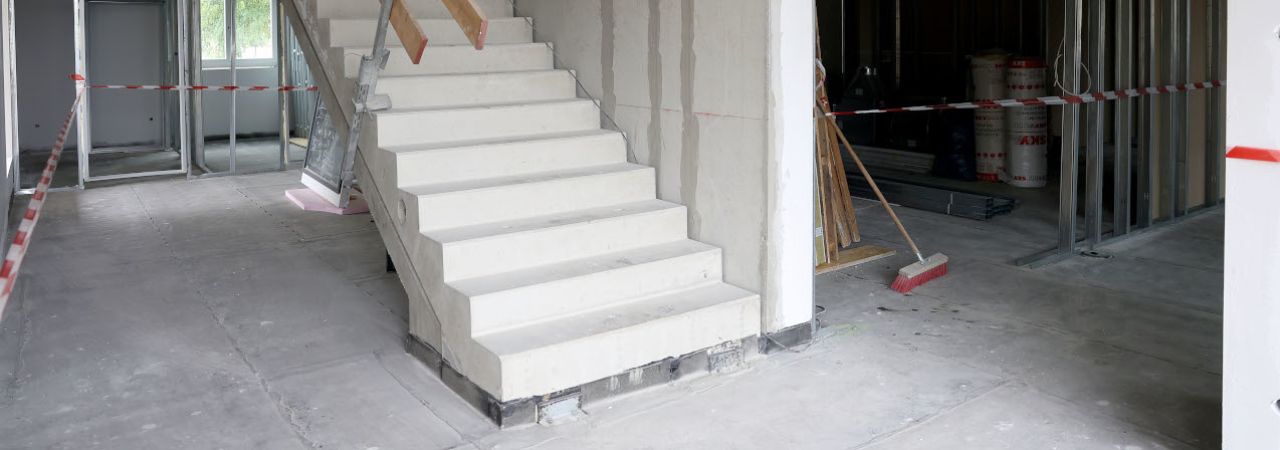 Raum und Treppe des Gebäudes, bei dem Recyclingbeton zum Einsatz kommt.