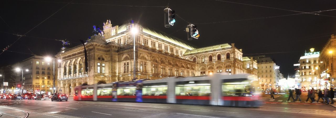 tramvaj ispred Bečke državne opere noću